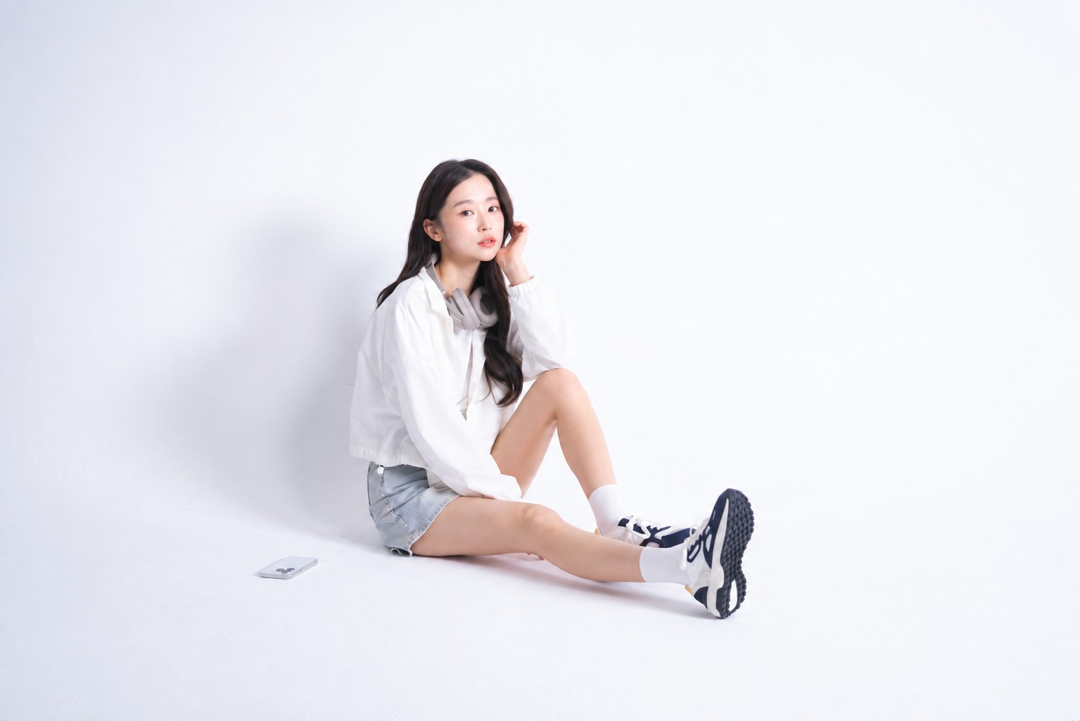 밝은 스튜디오에서 편안한 자세로 촬영한 여성의 포트레이트