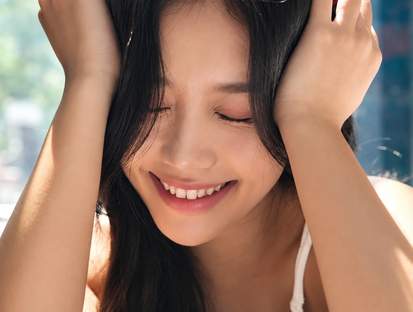나무와 햇살 아래 자연스러운 분위기를 담은 야외 포트레이트